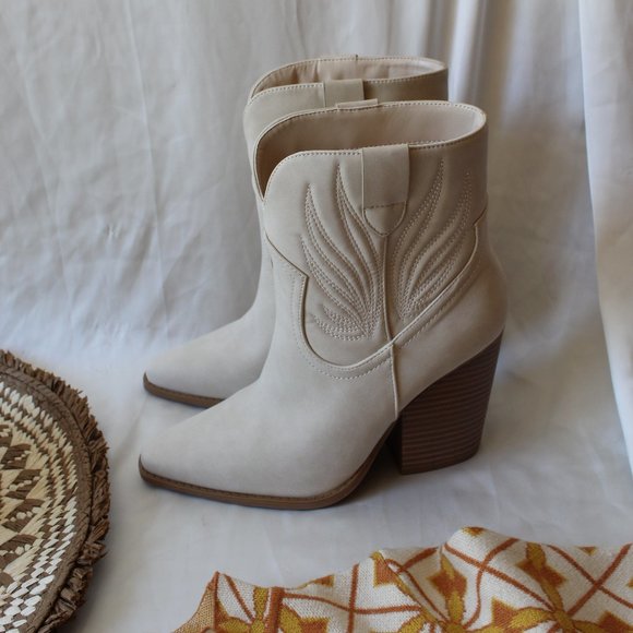 🚨ON SALE🚨// Beige western style boot vegan soft leather - Picture 7 of 17